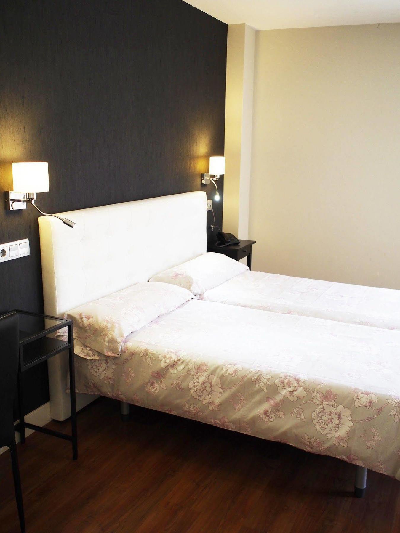 Hotel Rosal Овьедо Экстерьер фото