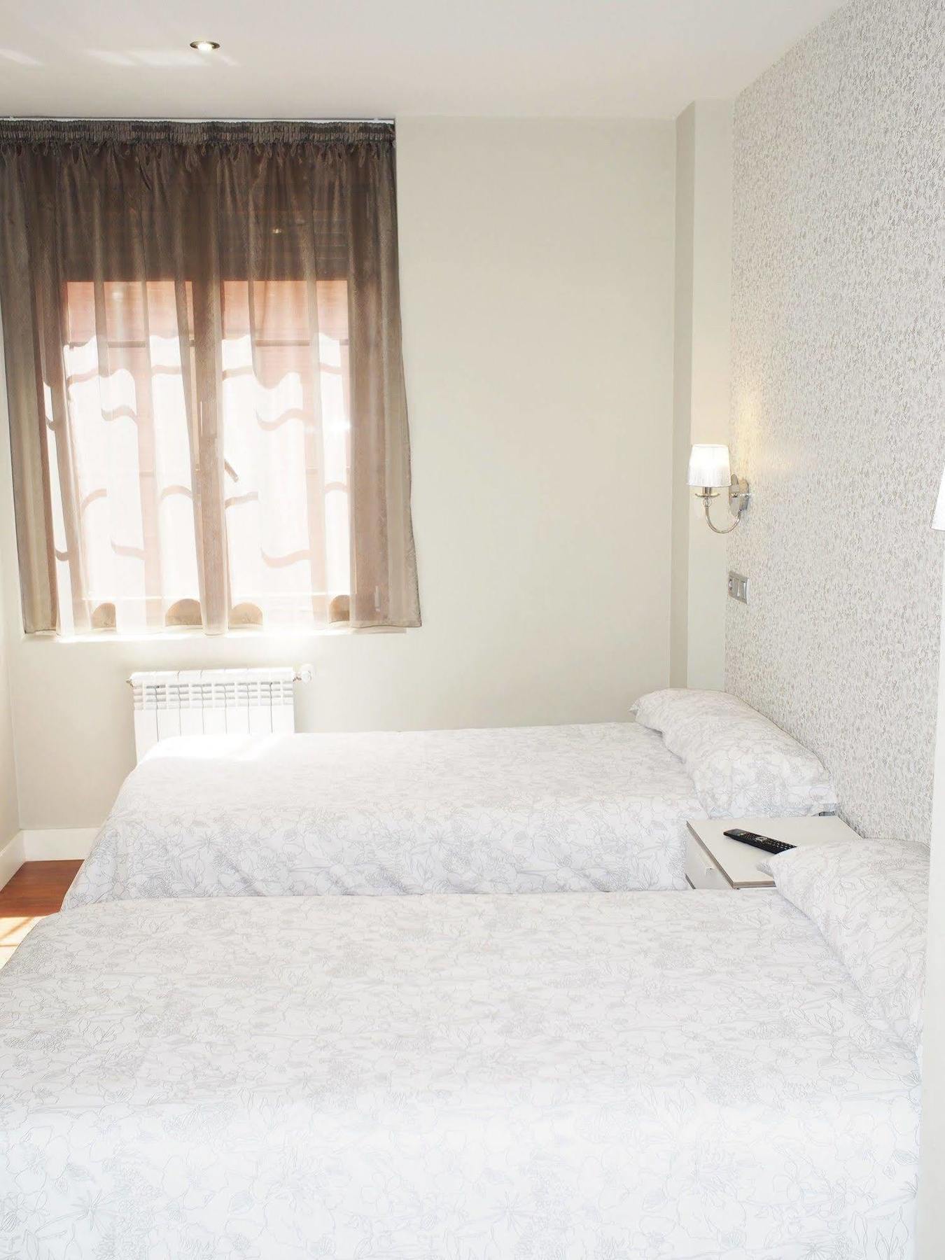 Hotel Rosal Овьедо Экстерьер фото